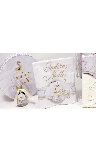 Trusou botez alb cu auriu deosebit de elegant cu lebade gold si broderie customizata Gold Swan 15